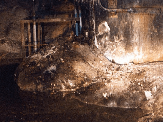 35 năm sau thảm họa, phản ứng hạt nhân âm ỉ trở lại ở lò phản ứng Chernobyl: Giống như than hồng trong lò nướng thịt - Ảnh 1.