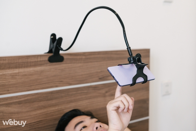 So kè chất lượng 2 loại kẹp smartphone dành cho hội người lười thích xem phim trên giường - Ảnh 12. So kè chất lượng 2 loại kẹp smartphone dành cho hội người lười thích xem phim trên giường - Ảnh 12.