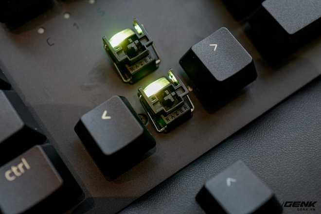 Mở hộp bàn phím cơ Razer Huntsman V2 Analog: Switch quang học, vòng chỉnh âm lượng, đệm tay cũng có cả đèn RGB - Ảnh 13. Mở hộp bàn phím cơ Razer Huntsman V2 Analog: Switch quang học, vòng chỉnh âm lượng, đệm tay cũng có cả đèn RGB - Ảnh 13.