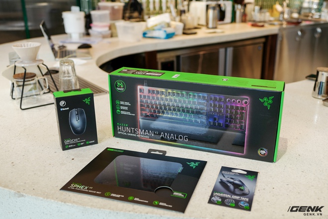 Mở hộp bàn phím cơ Razer Huntsman V2 Analog: Switch quang học, vòng chỉnh âm lượng, đệm tay cũng có cả đèn RGB - Ảnh 14. Mở hộp bàn phím cơ Razer Huntsman V2 Analog: Switch quang học, vòng chỉnh âm lượng, đệm tay cũng có cả đèn RGB - Ảnh 14.
