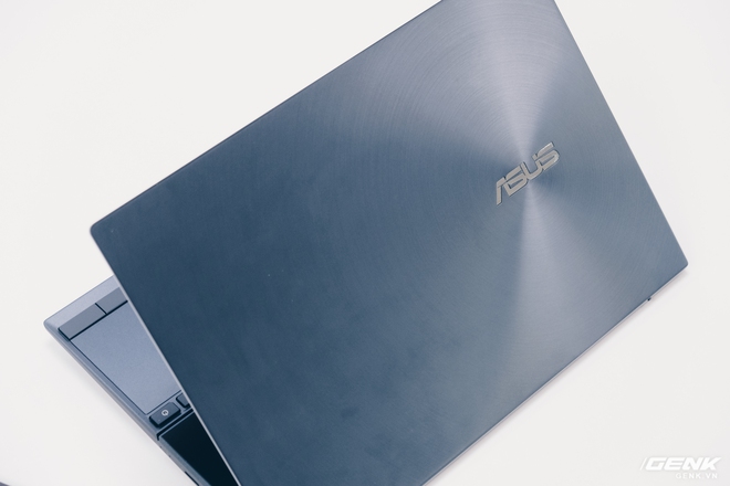 Cận cảnh Asus ZenBook Duo 14: Laptop hai màn hình mỏng nhẹ nhất thế giới, giá từ 32.9 triệu đồng - Ảnh 10. Cận cảnh Asus ZenBook Duo 14: Laptop hai màn hình mỏng nhẹ nhất thế giới, giá từ 32.9 triệu đồng - Ảnh 10.