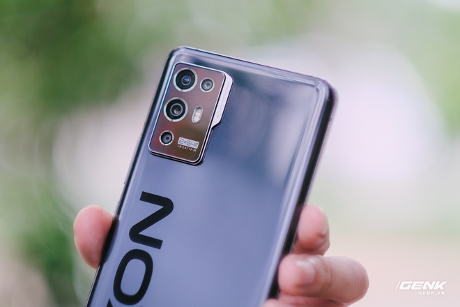 Trên tay ZTE Axon 30 Pro: Màn hình AMOLED 120Hz, Snapdragon 888, hai camera 64MP, giá 10.8 triệu đồng - Ảnh 7. Trên tay ZTE Axon 30 Pro: Màn hình AMOLED 120Hz, Snapdragon 888, hai camera 64MP, giá 10.8 triệu đồng - Ảnh 7.