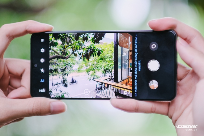 Trên tay ZTE Axon 30 Pro: Màn hình AMOLED 120Hz, Snapdragon 888, hai camera 64MP, giá 10.8 triệu đồng - Ảnh 8. Trên tay ZTE Axon 30 Pro: Màn hình AMOLED 120Hz, Snapdragon 888, hai camera 64MP, giá 10.8 triệu đồng - Ảnh 8.