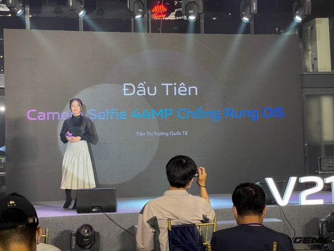 Cận cảnh Vivo V21 5G vừa ra mắt tại Việt Nam: Camera selfie 44MP chống rung OIS, có hai đèn flash trước để selfie đẹp hơn, mỏng chỉ 7,29mm, giá 9,99 triệu đồng - Ảnh 4.