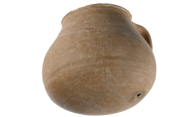 Phát hiện chiếc bình gốm 2300 năm tuổi ẩn giấu lời nguyền tác động lên ít nhất 55 người - Ảnh 1.