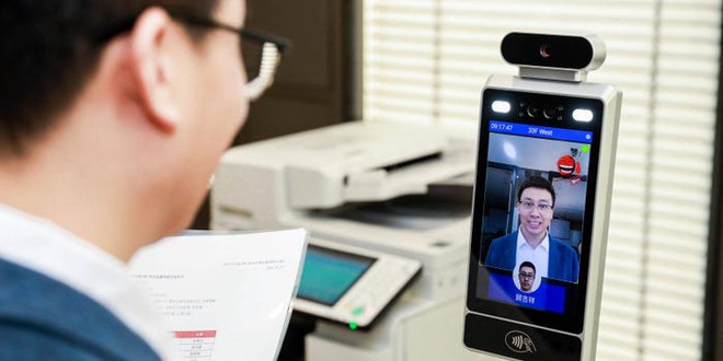 Camera AI cấp độ mới ở Trung Quốc: Nhân viên không cười không được bước vào phòng làm việc - Ảnh 1.