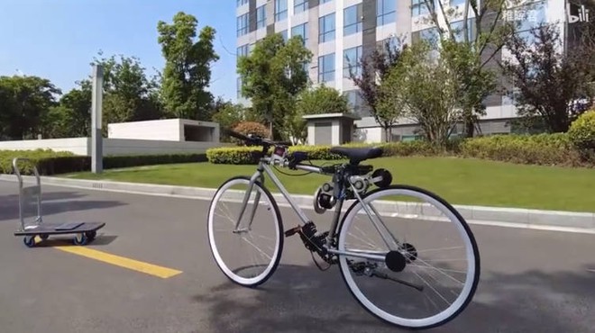 Chạy xe đạp bị ngã sấp mặt, chàng kỹ sư quyết định chế tạo xe đạp tự cân bằng cho khỏi té nữa - Ảnh 1.