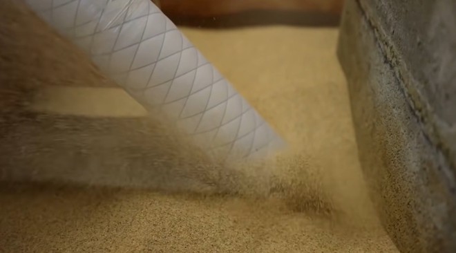 Các nhà khoa học chế tạo thành công robot rắn có thể đào hầm, chui qua đất cát để thám hiểm - Ảnh 2.