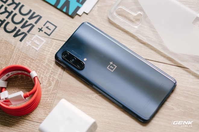 Mở hộp OnePlus Nord CE 5G: Nhiều phụ kiện, thiết kế mỏng nhẹ đơn giản, tích hợp 5G với Snapdragon 750G - Ảnh 6.