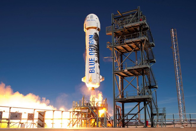 Jeff Bezos vừa bay lên vũ trụ thành công và trở lại Trái Đất an toàn, đạt được giấc mơ thủa bé: Đây là ngày đẹp nhất đời tôi - Ảnh 2. Jeff Bezos vừa bay lên vũ trụ thành công và trở lại Trái Đất an toàn, đạt được giấc mơ thủa bé: Đây là ngày đẹp nhất đời tôi - Ảnh 2.