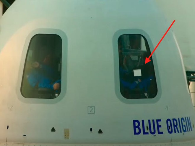 Vật thể màu trắng xuất hiện trên cửa sổ tàu vũ trụ của Blue Origin là gì? - Ảnh 1.