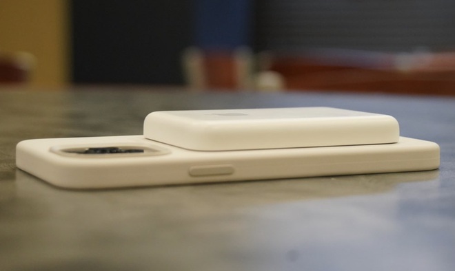 Nếu Steve Jobs còn sống, chắc ông sẽ lại mắng khách hàng cầm sai cách rồi khi dùng pin sạc MagSafe thế này - Ảnh 2.