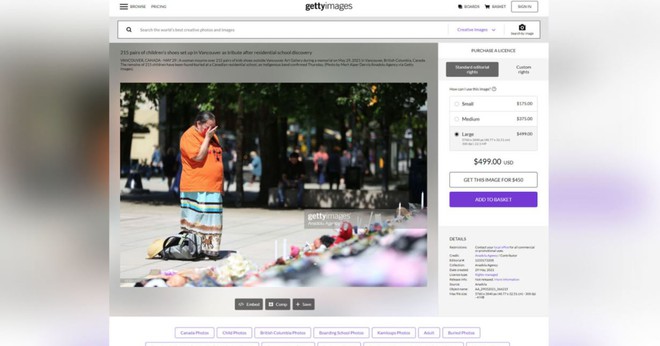 Canada: Một phụ nữ cảm thấy tức giận khi bức ảnh mẹ cô đang khóc bên đài tưởng niệm được rao bán trên mạng - Ảnh 1.