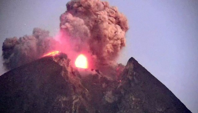 Núi lửa Merapi ở Indonesia phun trào dữ dội đã nhiều ngày, cột tro cao tới 1000 m - Ảnh 1.