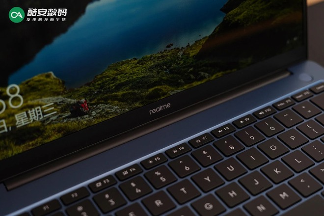 Realme Book lộ ảnh thực tế: Thiết kế giống MacBook Air, ra mắt ngày 18/8 - Ảnh 3. Realme Book lộ ảnh thực tế: Thiết kế giống MacBook Air, ra mắt ngày 18/8 - Ảnh 3.