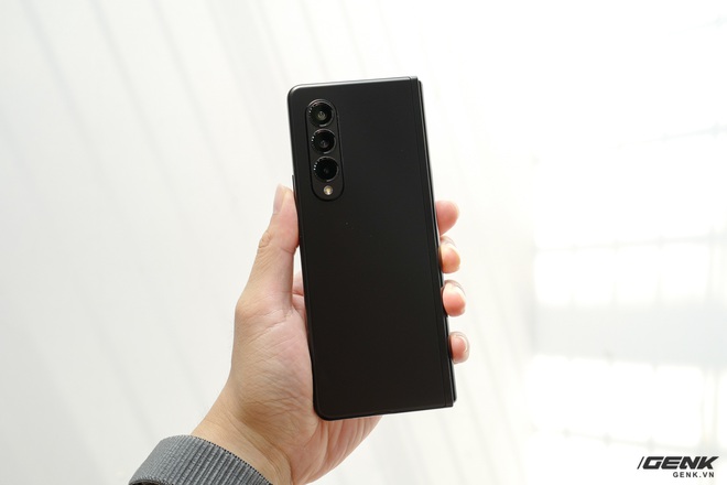 Trải nghiệm nhanh Galaxy Z Fold3: Đôi khi tôi quên mất màn hình này có nốt ruồi... - Ảnh 2. Trải nghiệm nhanh Galaxy Z Fold3: Đôi khi tôi quên mất màn hình này có nốt ruồi... - Ảnh 2.