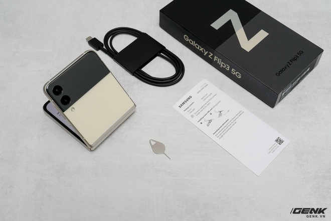 Có giá 1000 USD nhưng Galaxy Z Flip3 sạc chậm hơn cả iPhone 12 - Ảnh 2. Có giá 1000 USD nhưng Galaxy Z Flip3 sạc chậm hơn cả iPhone 12 - Ảnh 2.