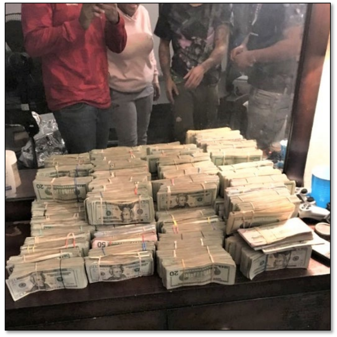 Băng cướp sử dụng Apple Watch để theo dõi và đánh cắp 500.000 USD tiền mặt của tay buôn ma túy - Ảnh 2.