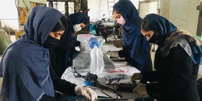 Giải cứu 10 cô gái trong đội tuyển robot của Afghanistan - Ảnh 1.