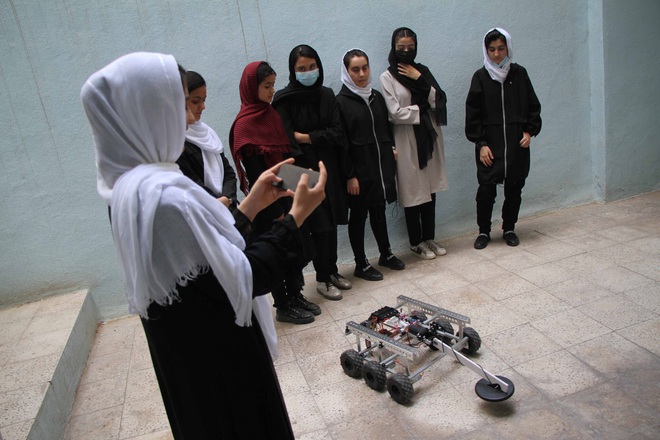 Giải cứu 10 cô gái trong đội tuyển robot của Afghanistan - Ảnh 3.