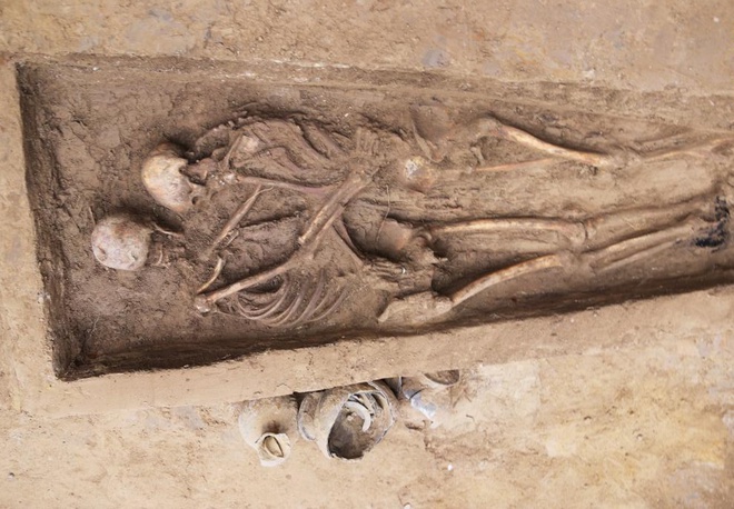Mở ngôi mộ cổ ở Trung Quốc, phát hiện hài cốt của một cặp đôi đã ôm nhau suốt 1600 năm - Ảnh 1.