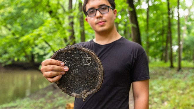Chàng sinh viên tạo ra gỗ từ phế phẩm của trà kombucha, hứa hẹn giải cứu mảng xanh của hành tinh - Ảnh 1.