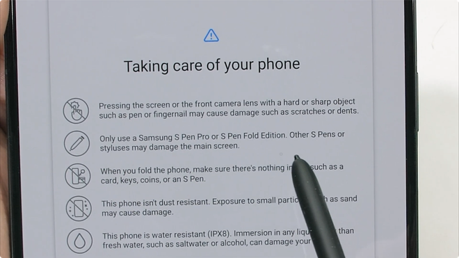 Galaxy Z Fold3 has impressive durability, not as fragile as many people think - Photo 3. Galaxy Z Fold3 có độ bền ấn tượng, không mỏng manh như nhiều người nghĩ - Ảnh 3.