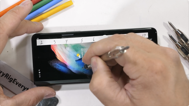 Galaxy Z Fold3 has impressive durability, not as fragile as many people think - Photo 5. Galaxy Z Fold3 có độ bền ấn tượng, không mỏng manh như nhiều người nghĩ - Ảnh 5.