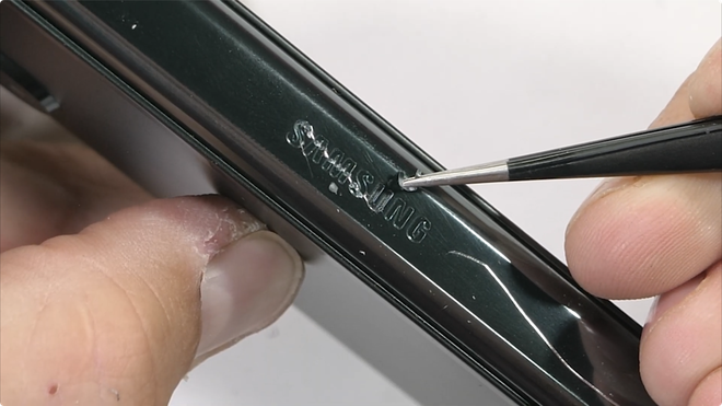 Galaxy Z Fold3 has impressive durability, not as fragile as many people think - Photo 12. Galaxy Z Fold3 có độ bền ấn tượng, không mỏng manh như nhiều người nghĩ - Ảnh 12.