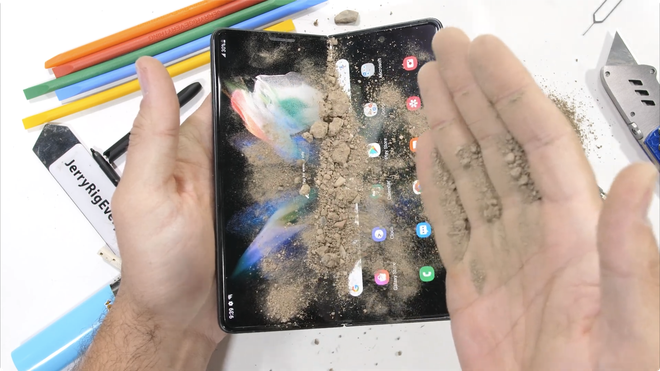 Galaxy Z Fold3 has impressive durability, not as fragile as many people think - Photo 10. Galaxy Z Fold3 có độ bền ấn tượng, không mỏng manh như nhiều người nghĩ - Ảnh 10.