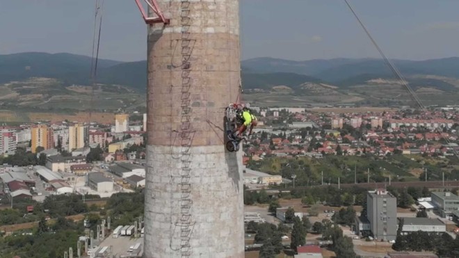 Diễn viên đóng thế người Áo cố gắng kỷ lục thế giới bằng cách ... lái xe Vespa lao xuống từ đỉnh ống khói cao 110 mét - Ảnh 2.