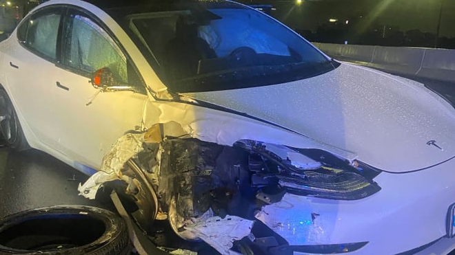 Tesla Model 3 đâm vào xe cảnh sát, tài xế nói rằng đang dùng chế độ Autopilot - Ảnh 1. Tesla Model 3 đâm vào xe cảnh sát, tài xế nói rằng đang dùng chế độ Autopilot - Ảnh 1.