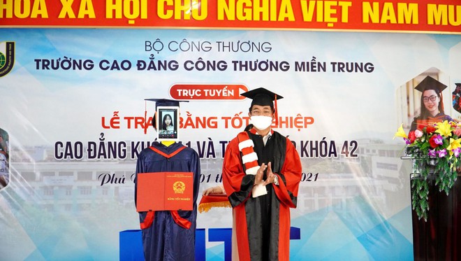 Trường Việt Nam dùng Robot nhận bằng tốt nghiệp thay sinh viên - Ảnh 3.