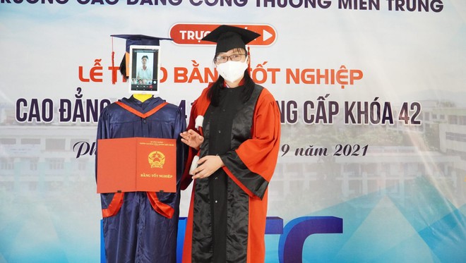 Trường Việt Nam sử dụng robot để nhận bằng tốt nghiệp thay cho học sinh - Ảnh 2.