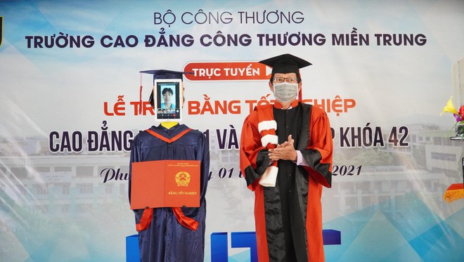 Trường Việt Nam sử dụng robot để nhận bằng tốt nghiệp thay cho học sinh - Ảnh 1.