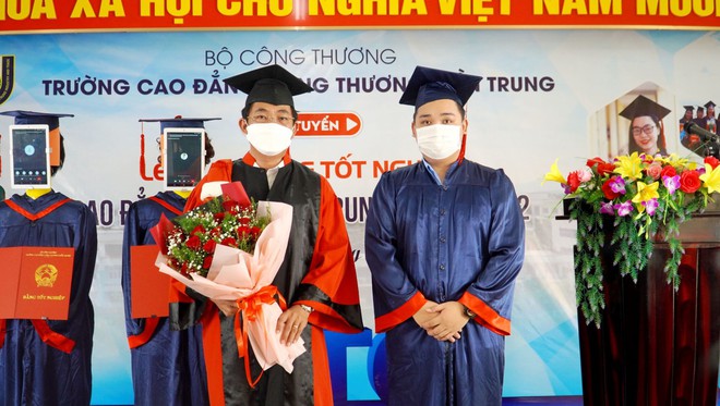 Trường Việt Nam dùng Robot nhận bằng tốt nghiệp thay sinh viên - Ảnh 4. Trường Việt Nam dùng Robot nhận bằng tốt nghiệp thay sinh viên - Ảnh 4.