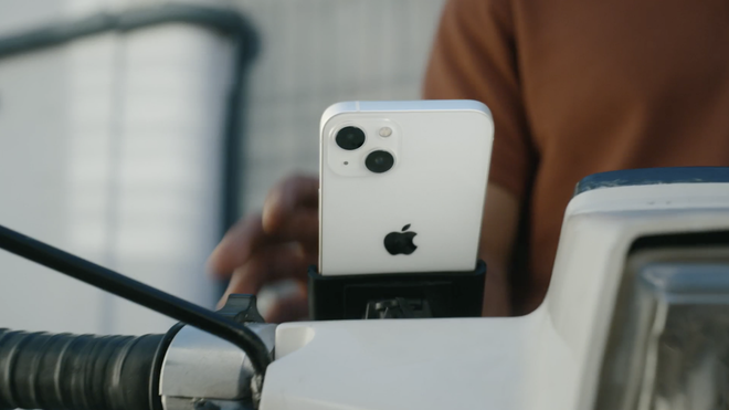 Apple quay xe: Hôm trước vừa khuyến cáo người dùng không nên gắn iPhone lên xe máy, hôm sau đã tung quảng cáo iPhone 13... được gắn lên xe máy - Ảnh 2. Apple quay xe: Hôm trước vừa khuyến cáo người dùng không nên gắn iPhone lên xe máy, hôm sau đã tung quảng cáo iPhone 13... được gắn lên xe máy - Ảnh 2.
