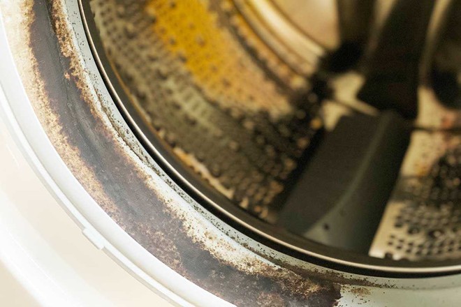 Bí kíp vệ sinh máy giặt sạch tinh như mới bằng 3 phụ gia thực phẩm phổ biến mà nhà nào cũng có - Ảnh 1.