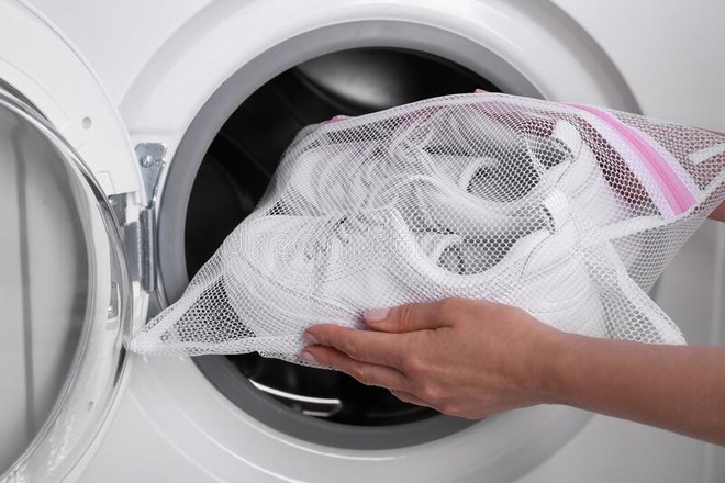 Giặt máy cửa trên làm quần áo nhanh tã nhưng chỉ một phụ kiện giá từ 10 nghìn đồng sẽ giúp khắc phục dễ dàng! - Ảnh 5.
