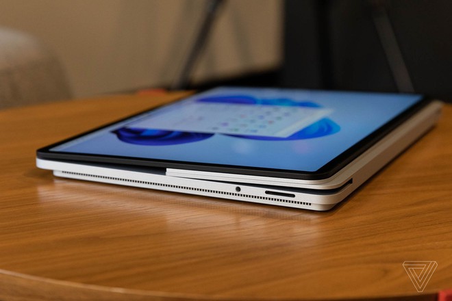 Cận cảnh Surface Laptop Studio: Thiết kế ấn tượng nhưng dày và nặng - Ảnh 4.