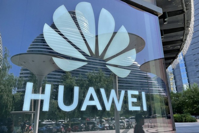 Huawei thiệt hại 30 tỷ USD vì lệnh cấm vận của Mỹ - Ảnh 1.