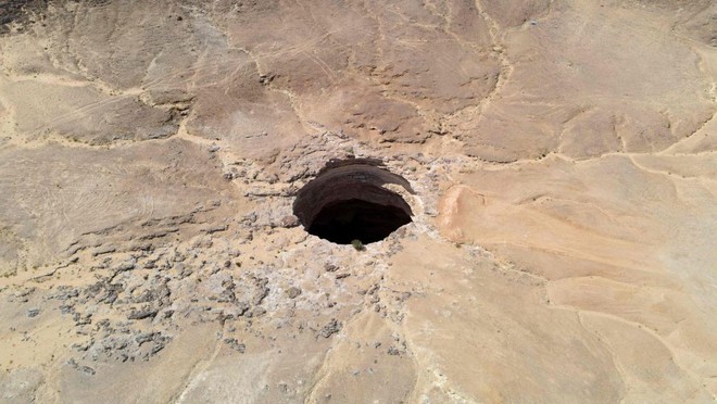 Lần đầu tiên, một đoàn thám hiểm chạm tới đáy giếng địa ngục hàng triệu năm tuổi ở Yemen - Ảnh 1.