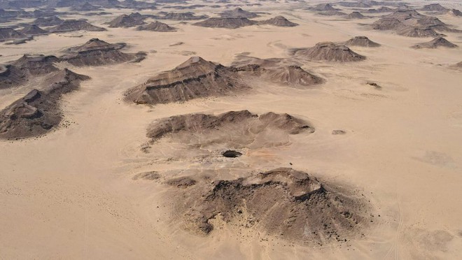 Lần đầu tiên, một đoàn thám hiểm chạm tới đáy giếng địa ngục hàng triệu năm tuổi ở Yemen - Ảnh 4.