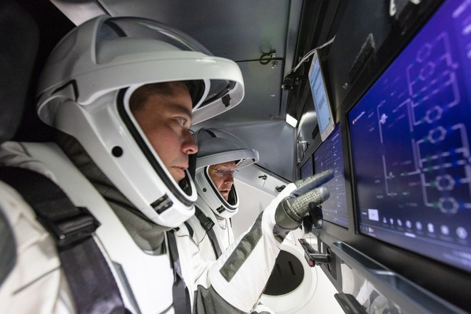 Trong chuyến bay chở khách lên vũ trụ, tàu Dragon của SpaceX đã phát ra tiếng chuông báo động: lỗi là ở nhà vệ sinh bị hỏng - Ảnh 2.