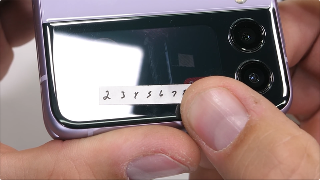 Galaxy Z Flip3 có độ bền ấn tượng, bẻ ngược bằng tay không hề hấn gì - Ảnh 4. Galaxy Z Flip3 có độ bền ấn tượng, bẻ ngược bằng tay không hề hấn gì - Ảnh 4.