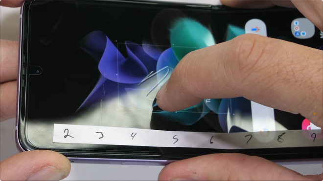 Galaxy Z Flip3 có độ bền ấn tượng, bẻ ngược bằng tay không hề hấn gì - Ảnh 6.