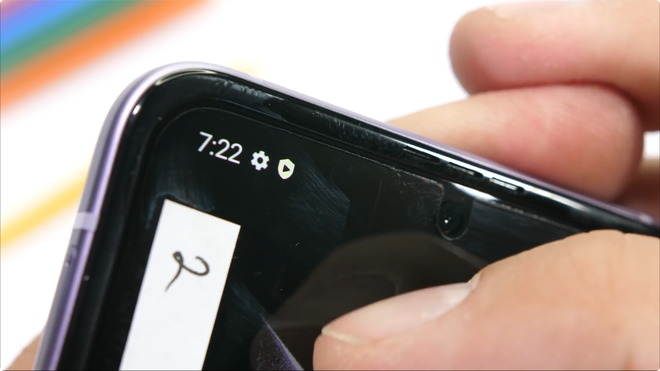 Galaxy Z Flip3 có độ bền ấn tượng, bẻ ngược bằng tay không hề hấn gì - Ảnh 7. Galaxy Z Flip3 có độ bền ấn tượng, bẻ ngược bằng tay không hề hấn gì - Ảnh 7.