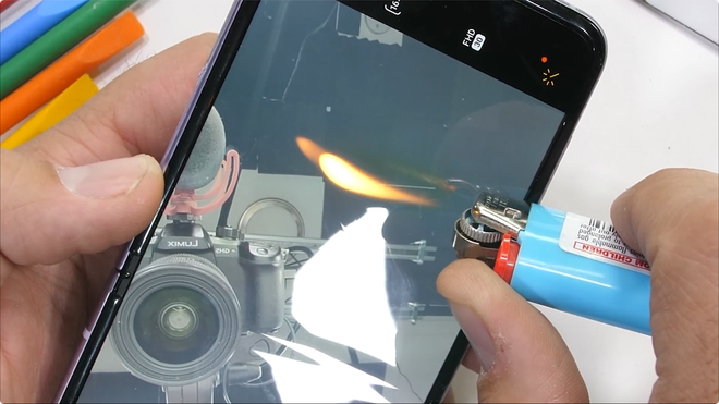 Galaxy Z Flip3 có độ bền ấn tượng, bẻ ngược bằng tay không hề hấn gì - Ảnh 12. Galaxy Z Flip3 có độ bền ấn tượng, bẻ ngược bằng tay không hề hấn gì - Ảnh 12.