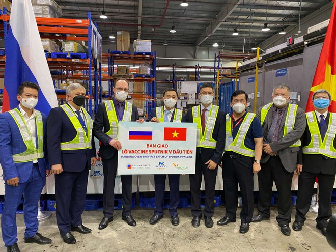 Việt Nam tiếp nhận lô vắc xin Sputnik V đầu tiên sau chuyến thăm LB Nga của Bộ trưởng Ngoại giao Bùi Thanh Sơn - Ảnh 1. Việt Nam tiếp nhận lô vắc xin Sputnik V đầu tiên sau chuyến thăm LB Nga của Bộ trưởng Ngoại giao Bùi Thanh Sơn - Ảnh 1.