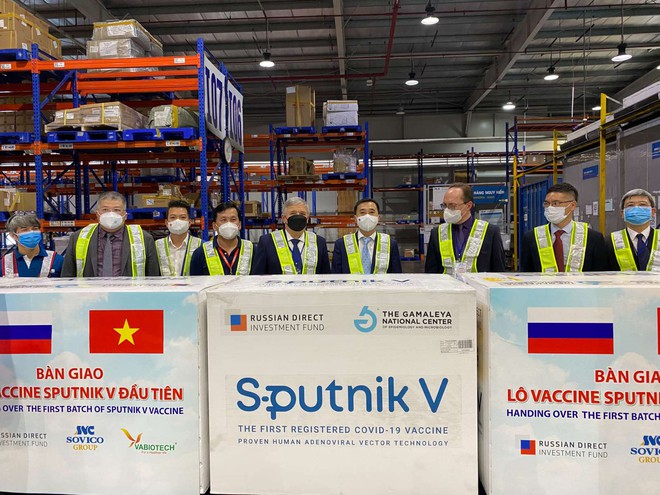 Việt Nam tiếp nhận lô vắc xin Sputnik V đầu tiên sau chuyến thăm LB Nga của Bộ trưởng Ngoại giao Bùi Thanh Sơn - Ảnh 2. Việt Nam tiếp nhận lô vắc xin Sputnik V đầu tiên sau chuyến thăm LB Nga của Bộ trưởng Ngoại giao Bùi Thanh Sơn - Ảnh 2.